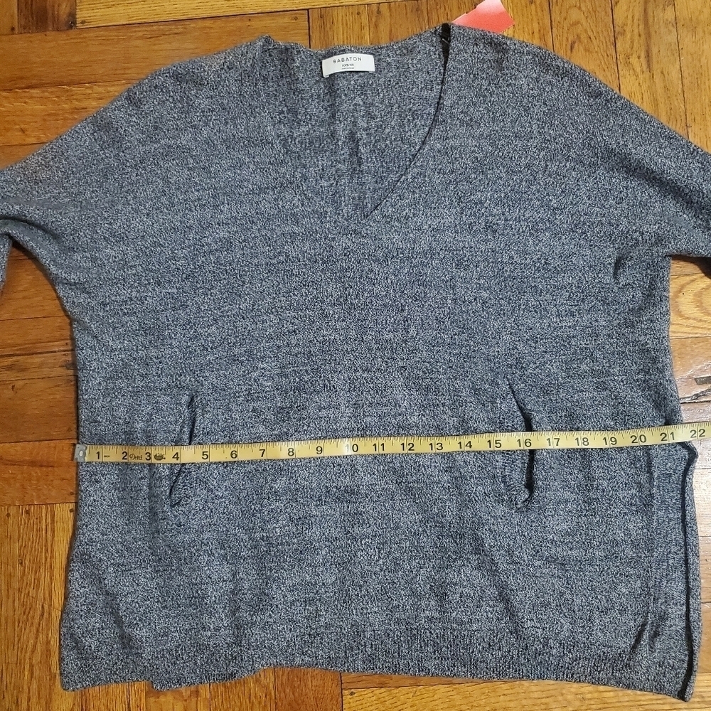 Aritzia Babaton Oversized V-Neck Sweater Front Pockets Dark Gray Size XXS/XS - Picture 9 of 9